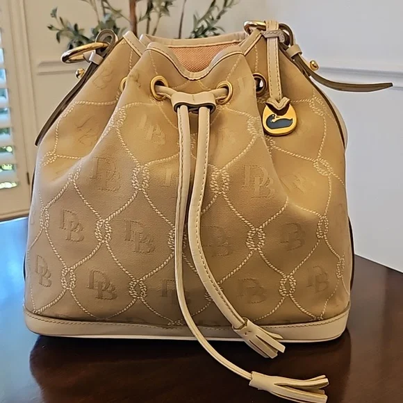Dooney & Bourke Monogram Signature Drawstring Bucket Shoulder Bag White Leather - Picture 4 of 17